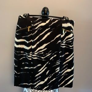 Michael Kors Size 14P Skirt in Black and Cream Print with Gold Zippers.